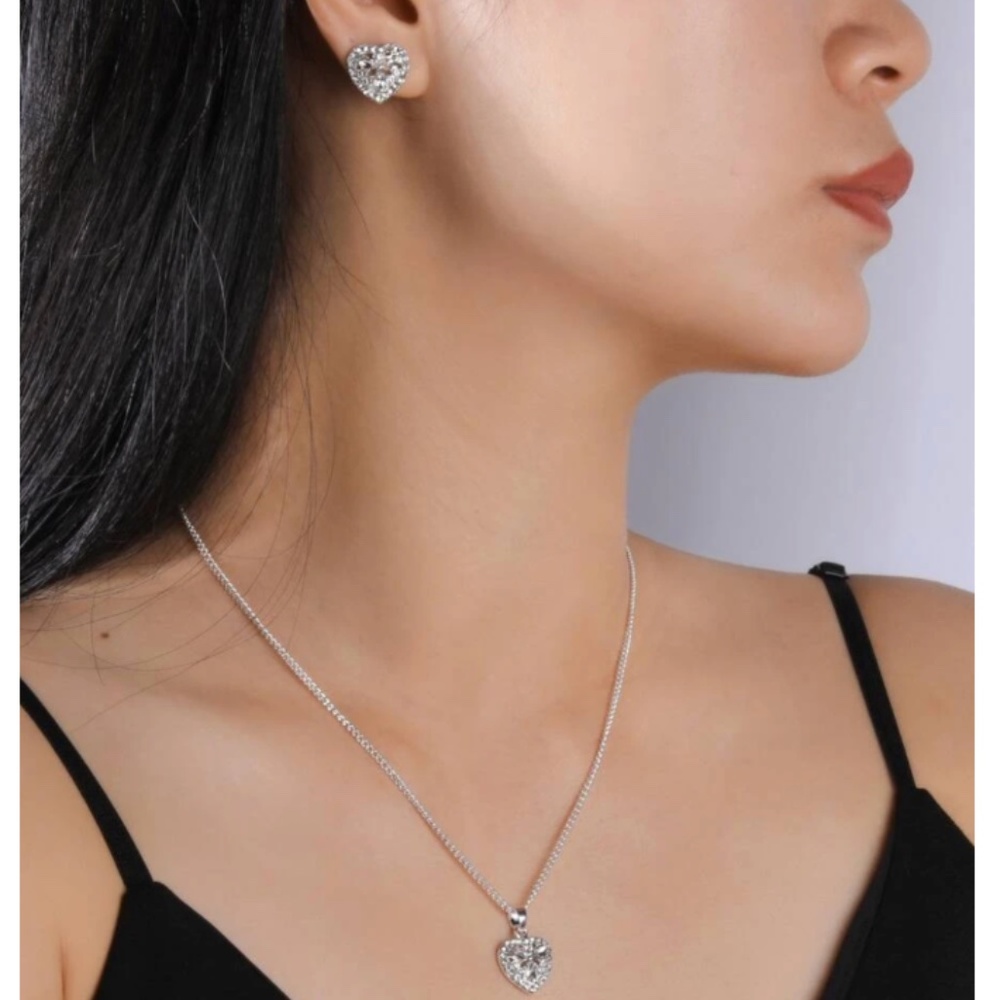 🐊4/$15 New! Glamorous Rhinestone Heart Jewelry Set

❗️ LAST ONE ❗️